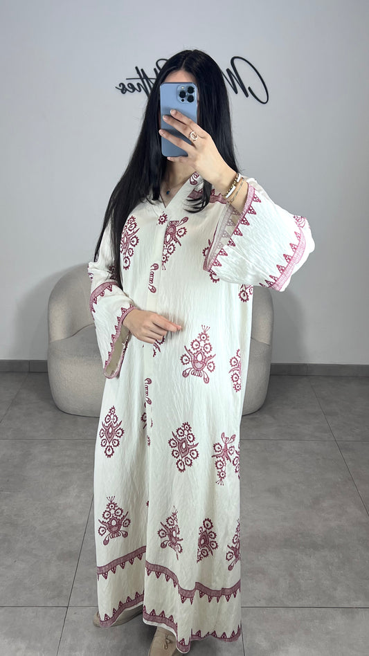 Robe beige à motif bordeaux