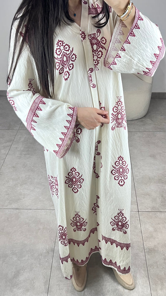 Robe beige à motif bordeaux